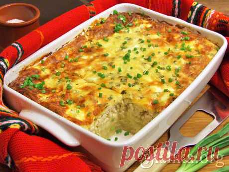 Картофельная запеканка с фаршем Вкусная картофельная запеканка из сырой картошки с сыром, мясным фаршем и сырной заливкой с зеленью. Ингредиенты: 1 кг картофеля, 300 г твердого сыра,