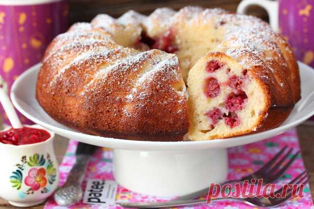 Малиновый кекс на йогурте Нежный, мягкий кекс на малиновом йогурте с замороженными ягодами малины- превосходная выпечка! Этот кекс с холодным молоком просто прелестен, но особенно мне понравился малиновый кекс в подаче с зелёным чаем. Какое-то просто невероятное, фантастическое сочетание- зелёный чай на молоке и малина- превратили обычный будничный десерт в праздник! Тесто для кекса получается достаточно жидким, но сам кекс хорошо пропекается в круглой форме с дыркой. Можн...