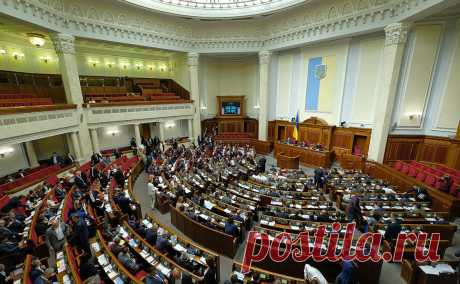 На Украине приняли проект о переименовании более 300 населенных пунктов. Верховная рада Украины приняла проект, по которому 327 населенных пунктов и четыре района переименуют из-за связи с российской символикой, сообщает пресс-служба украинского парламента в телеграм-канале.