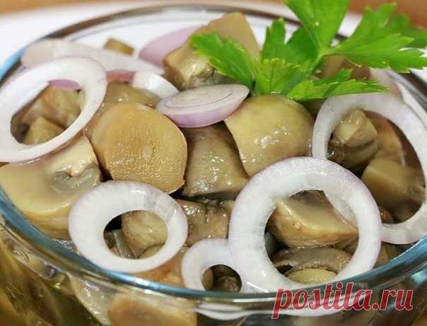 Отличный рецепт! МАРИНАД ДЛЯ ГРИБОВ (ОПЯТ, МАСЛЯТ, БЕЛЫХ И Т. Д. )

Маринованные грибочки - вкуснейшая закуска к столу! Предлагаю вам вариант маринада!

Ингредиенты:
1 литр воды;
2 ст. л. сахара;
4 ч. л. соли;
3 шт. лаврового листа;
6 горошин душистого перца;
4 шт. гвоздики;
3 кусочка корицы (молотой ½ ч. л.) ;
3 ч. л. уксусной эссенции 70 %.

При использовании столового 5% уксуса необходимо взять 800 мл воды и 200 мл 5% уксуса. При использовании 9% уксуса - 890 мл воды и ...