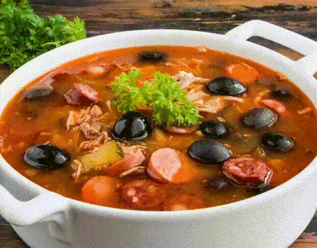 Солянка мясная сборная 
Продукты: 
-Филе куриное — 200–250 г 
-Изделия мясные — 350 г 
-Изделия колбасные — 350 г 
-Огурец маринованный — 2 шт. 
-Рассол — 1/2 ст. 
-Маслины — 1/2 банки 
-Лук — 1 шт. 
-Морковь — 1 шт. 
-Паста томатная — 1 ст. л. 
-Чеснок — 1-2 дольки 
-Зелень по вкусу 
-Соль по вкусу 
-Перец черный по вкусу 
-Перец красный по вкусу 
-Лимон — 1 шт. 
-Рис — 1/3 ст. 
-Картофель — 1–2 шт. 
Приготовление: 
1. Подготовьте ингредиенты. 
2. В кастрюлю налейте чуть больше половины воды, п