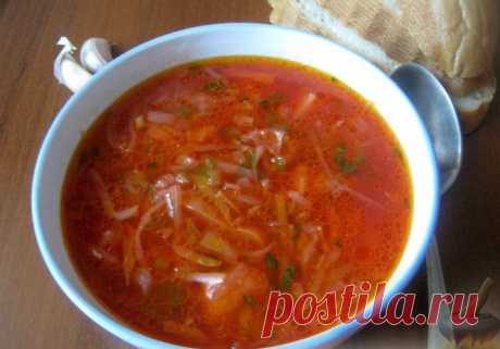 Очень вкусный красный борщ к постному столу. Да не простой, а с фасолью.Продукты (на 8 порций)
Фасоль белая - 0,5 стакана
Вода - 2,5 л
Свекла - 1 шт.
Морковь - 1 шт.
Лук репчатый - 1 шт.
Картофель - 2-3	шт.
Капуста белокочанная - 0,25 шт.
Томат-паста - 1-2 ст. ложки
Масло растительное - 6	ст. ложек
Соль - по вкусу
Лавровый лист - по вкусу
Зелень - по вкусу