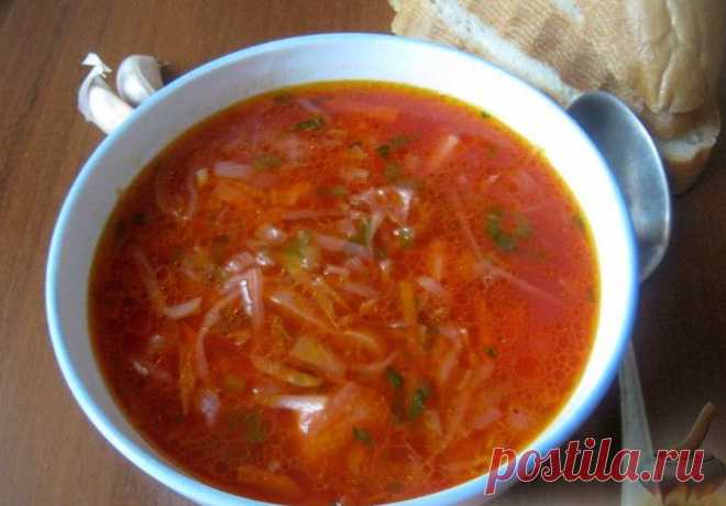 Очень вкусный красный борщ к постному столу. Да не простой, а с фасолью.Продукты (на 8 порций)
Фасоль белая - 0,5 стакана
Вода - 2,5 л
Свекла - 1 шт.
Морковь - 1 шт.
Лук репчатый - 1 шт.
Картофель - 2-3	шт.
Капуста белокочанная - 0,25 шт.
Томат-паста - 1-2 ст. ложки
Масло растительное - 6	ст. ложек
Соль - по вкусу
Лавровый лист - по вкусу
Зелень - по вкусу