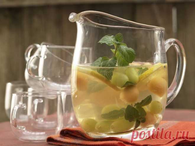 БЕЛАЯ *САНГРИЯ* С ВИНОГРАДОМ И ДЫНЕЙ