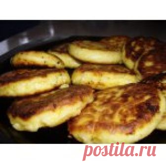 🌺🔴➤●  СЫРНИКИ БЕЗ МУКИ – Кулинарный рецепт | Творог (домашний, не мокрый) — 500 г., 
Яйцо куриное (домашнее) — 2 шт, 
Крупа манная — 2 ст. л., 
Сахар — 3 ст. л., 
Крахмал картофельный — 2 ч. л., 
Мука пшеничная / Мука (для обваливания), 
Масло растительное (для жарки), 
Ванилин (или ванильный сахар). 
Время приготовления: 20 минут. 

Количество порций: 10