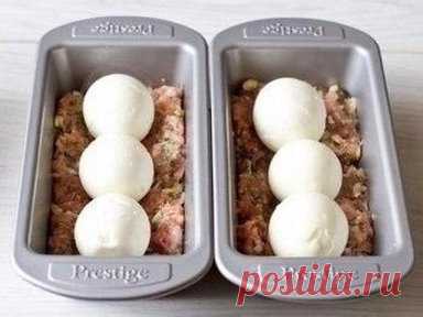 МЯСНОЙ РУЛЕТ С ВАРЕНЫМИ ЯЙЦАМИ
Ингредиенты на 6 порций:
800 г свиного, говяжьего или смешанного фарша (у меня свинина)
3-4 ломтика белого хлеба
2 небольших луковицы
2 зубчика чеснока
1 сырое яйцо
4-6 варенных вкрутую яиц
1 ст.л. вустерского соуса
небольшой пучок петрушки
соль и перец по вкусу
Приготовление:
1. Хлеб кладем в блендер и измельчаем до состояния крошки.
2. Лук, чеснок и петрушку мелко рубим.
3. Кладем в миску фарш, лук, чеснок, хлебные крошки, вбиваем сырое яйцо, вливаем вустерский