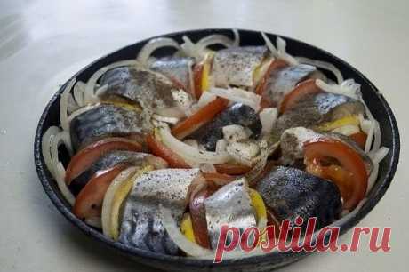 Скумбрия, запеченная с помидорами и лимоном 

Скумбрия, запеченная с помидорами и лимоном, – аппетитное и вкусное блюдо. Лук, лимон и помидор прекрасно дополняют рубку в процессе запекания. Скумбрия получается сочной и нежной, а дополнить её можно любимыми специями, зеленью и сыром твёрдых сортов. 

Ингредиенты 
Скумбрия - 2 шт. 
Помидоры - 1 шт. 
Лук репчатый - 1 шт. 
Лимон - 0,5 шт. 
Соль - 1 ч.л. 
Черный молотый перец - 1 ч.л. 
Сметана - 2 ст. л. 

Помидор и лимон нарез...