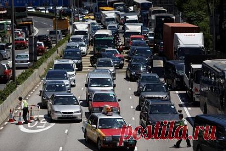 Гонконг ограничил движение общественного транспорта и занятия в школах. Власти Гонконга ограничили движение наземного общественного транспорта и отменили очные занятия в школах из-за приближения тайфуна «Талим». Об этом сообщает ТАСС. Уточняется, что в городе организовано 29 временных убежищ. Один житель получил травмы из-за падения дерева.