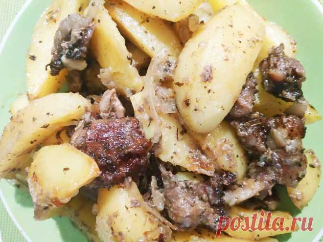 Картофель со свининой и луком в духовке