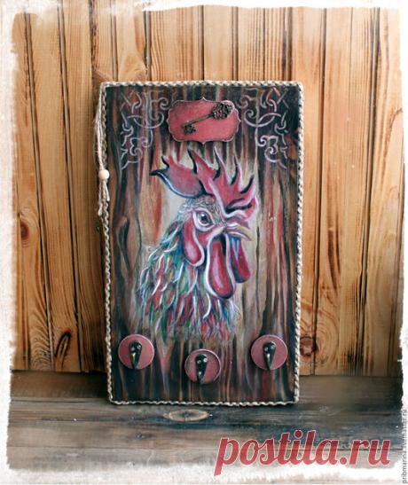 Купить Ключница-вешалка "Защитник" - коричневый, петух, ключница, Ключница декупаж, прихожая, ключница настенная