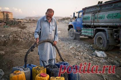 Столица Афганистана останется без воды. Из-за продолжительного военного конфликта на территории Афганистана Кабул может остаться без воды в ближайшее время. Мэр города рассказал, что нехватка воды в афганской столице с каждым днем становится все более серьезной проблемой. Властям пришлось переправлять питьевые запасы в Кабул из отдаленных регионов страны.