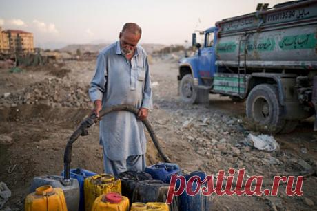 Столица Афганистана останется без воды. Из-за продолжительного военного конфликта на территории Афганистана Кабул может остаться без воды в ближайшее время. Мэр города рассказал, что нехватка воды в афганской столице с каждым днем становится все более серьезной проблемой. Властям пришлось переправлять питьевые запасы в Кабул из отдаленных регионов страны.