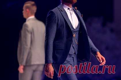Россиянин из деревни стал моделью на показе Prada. Российский манекенщик Евгений Иванов из деревни Шумиха стал моделью на показе итальянского бренда Prada. Автор поста продемонстрировал снимок, на котором мужчина дефилирует в объемной белой куртке, серых брюках с зеленым ремнем, синей водолазке и черных лакированных туфлях.