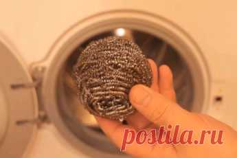 Зачем знающие хозяйки стирают вместе с металлической губкой? Лайфхак для чистки стиральной машинки