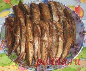 Скажу сразу, по вкусу получается ну ни капли не отличимо от магазинных шпрот. 
1 кг рыбы (килька, мойва). 
Для заливки на 1 кг рыбы: 
2 горсти луковой шелухи (она дает и цвет и подкопченый вкус. И заметьте, без всякого копчения, жидкого дыма и канцерогенов!), 
1 столовая ложка соли, 
1 чайная сахара,
1 стакан очень крепкой чайной заварки, 
неполный стакан растительного масла,
7 лавровых листьев, несколько горошин черного перца.
Рыбку необходимо почистить и промыть, убрать хвостовые плавники, г