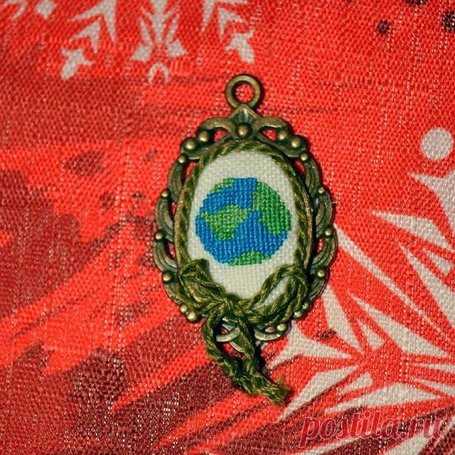 Кулон с микрлвышивкой. Выполню на заказ. Основа натуральный лен,хлопковы нитки. Стоимость 600р+пересылка по России. В Ейске самовывоз.
#stich #crossstitch #petitpoint