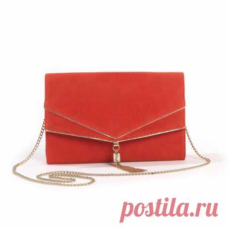 Яркая сумочка на цепочке будет отличным вариантом для casual-образов