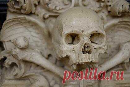 Найдены останки «женщины-вампира» с серпом у горла. Археологи обнаружили останки женщины, которую в XVII веке приняли за вампира. Горло покойной было прижато к земле серпом, на пальце ноги висел замок. Как отмечают ученые, такой способ захоронения был использован из-за суеверия живших в то время людей — они опасались, что «женщина-вампир» восстанет из мертвых.