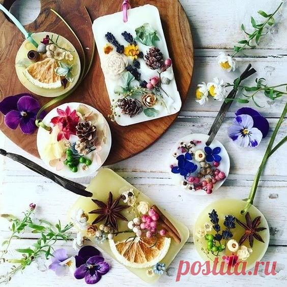 Флорентийское или восковое саше: мастер-класс Флорентийское или восковое саше: мастер-классФлорентийское саше – это натуральный ароматизатор на основе пчелиного воска и эфирных масел. Пчелиный воск прекрасно сохраняет ароматы и сам не теряется в саше. Он придает теплоту, пахнет летом, солнцем, полем и травами.Для чего можно...