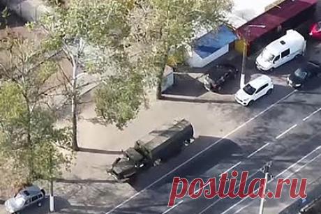 Задержание пытавшейся подорвать военный грузовик россиянки попало на видео. Задержание пытавшейся подорвать военный грузовик по заданию украинских спецслужб жительницы Запорожской области попало на видео. На кадрах видно, как женщина подходит к военному грузовику и кладет самодельное взрывное устройство рядом с его кабиной. Далее подозреваемую задерживают сотрудники ФСБ и усаживают в машину.