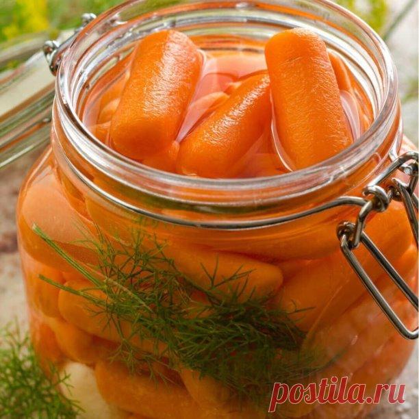 Маринованная закусочная морковка

Морковь очищенная - 2 кг
Перец черный горошком - 5-6 шт.
Гвоздика - 8-10 шт.
Зерна горчицы - 1 ст.л. – не обязательно
Лавровый лист - 3-4 шт.
Чеснок - 2-3 зубчика
Сахар – 125 гр. Соль – 1,5 ч.л. уксус 9%-200 грамм))

Очищенную морковь тщательно промойте, обсушите. Мелкую морковь можно мариновать целиком, ну а крупную лучше порезать крупными кусочками. 
Обсушенную морковь сложите в емкость, в которой она будет храниться. 
Выложите туда же о...