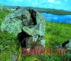 КАМНИ ОЗЕРА ОРЛОВО
Скалы, курганы, камни, даже лишайники могут увлечь в свой мир человека с фотоаппаратом. И это понятно. Красиво же, черт побери! Порой не надо ехать и на Алтай, и на Байкал, и на Красноярские Столбы или на Июсы с Сундуками. Можно найти тропинку в каменный край и рядом с домом. Такую возможность мне дает озеро Орлово в Шира. Было бы желание увидеть - и снимок получится.