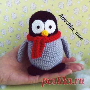Пингвинёнок амигуруми. Схемы и описания для вязания игрушек крючком! Бесплатный мастер-класс от Анны Мустафиной по вязанию пингвинёнка крючком. Высота вязаного пингвина примерно 11 см. Для изготовления игрушки автор исп…