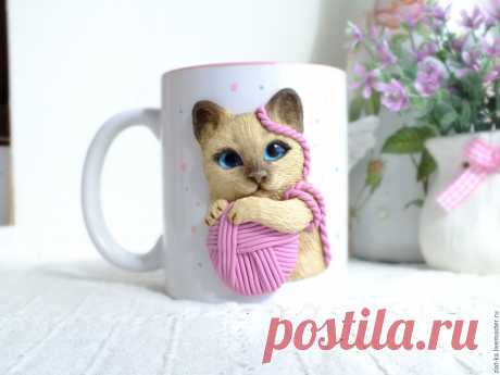 Купить Кружка с декором "Котенок" в интернет магазине на Ярмарке Мастеров Купить или заказать Кружка с декором &quot;Котенок&quot; в интернет магазине на Ярмарке Мастеров. С доставкой по России и СНГ. Срок изготовления: 14 дней. Материалы: керамическая кружка, полимерная глина. Размер: высота 10см объем 300-350мл