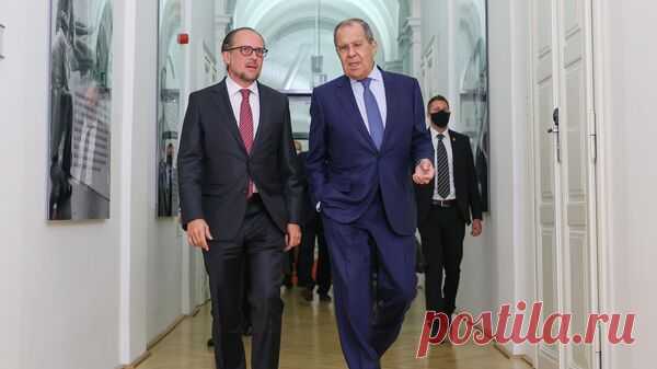 Лавров пообщался на ногах с главой МИД Австрии в Скопье