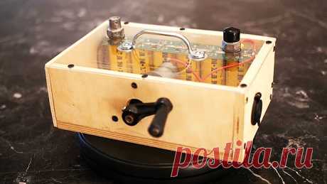 Ручной генератор с ионисторами для пуска двигателя С помощью этого накопителя с ручной подзарядкой можно запустить двигатель автомобиля, когда основной аккумулятор разряжен. Помимо этого этим устройством можно питать различные инверторы с нагрузками, светодиодные лампы, заряжать смартфоны и т.п. Оно не требует обслуживания и всегда готово к работе.