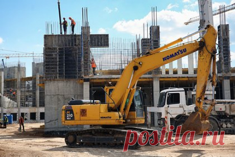 Огромные клыки и чешую динозавра нашли на стройке в Москве. На стройке жилого комплекса «Митинский лес» в Москве обнаружили необычные окаменелости. Строители утверждают, что их находка похожа на огромные клыки и чешую динозавра. Предполагаемые останки доисторической рептилии, а также раковину вымершего моллюска выкопали экскаваторщики во время строительства подземной парковки.