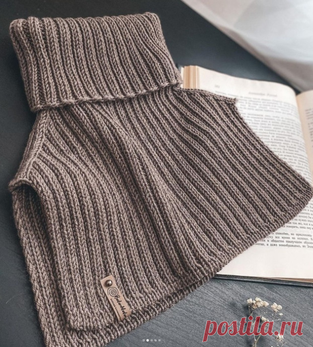 Манишка спицами Автор описания: @badammadamДля вязания манишки нам понадобится:Пряжа 100% мериносМетраж 50/125Lana Gatto Super Soft илиInfinity design Merino ExtrafineСпицы 4 круговыеМоя плотность: 10*10 , 22*27Манишка вяжется по кругу резинкой 2*2 , регланом погонХод работы:На спицы 4 набираем 116...