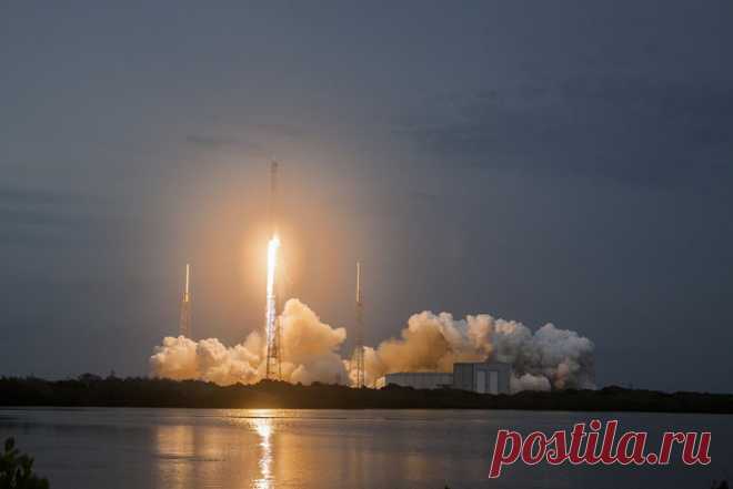 Во Флориде стартовала ракета SpaceX с космическими туристами. Запуск был осуществлен с космодрома на мысе Канаверал.