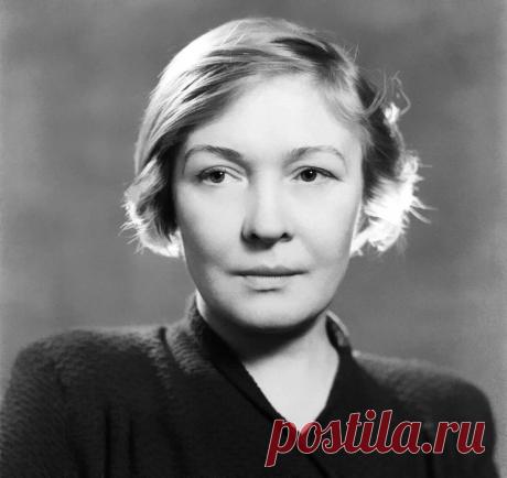 Чем отплатить мужчине за измену: мудрое стихотворение Ольги Берггольц
Обмануться в близком, любимом человеке — одно из самых горьких женских переживаний. Особенно если речь идет не о финтифлюшке из новомодных сериалов, которая каждый вечер ищет себе новую компанию, а на утро не помнит имени того, с кем танцевала и ужинала. Если речь идет об обычной женщине, не пакостной, не двуличной. А о той, которая […]
Читай дальше на сайте. Жми подробнее ➡