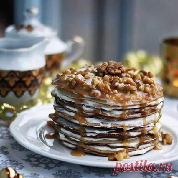 Блинный банановый торт с ореховой карамельной глазурью
⠀
ДЛЯ БЛИНОВ:
1 шт. - Банан
40 г. - Масло сливочное
230 мл. - Молоко
4 шт. - Яйца
90 г. - Сахар
90 г. - Мука пшеничная
щепотка - Соль
1 ч.л. - Корица
1/4 ч.л. - Мускатный орех
1-2 капли - Ванильный экстракт
⠀
ДЛЯ КРЕМА:
230 мл. - Йогурт натуральный
150 г. - Сыр творожный
30 г. - Сахар
1 ч.л. (2-3 г.) - Ванильный сахар
⠀
ДЛЯ ГЛАЗУРИ:
120 мл. - Сливки
10 г. - Масло сливочное
50 г. - Коричневый сахар
щепотка - Соль
50 г. ...