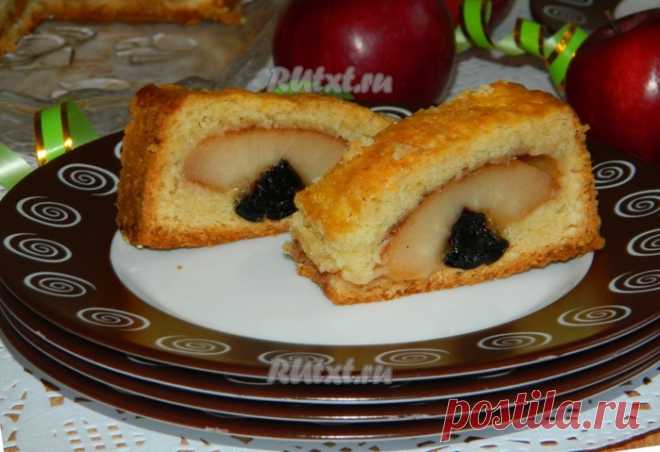 Порционный пирог из творожно-песочного теста с яблоками и черносливом