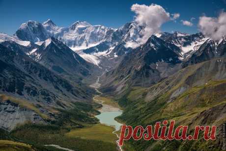 Долина Ак-Кема во главе с массивом Белуха (Катунский хребет), Ак-Кемская стена, Ак-Кемский ледник, река Ак-Кем и озеро Ак-Кем – и все на одной фотографии! Горный Алтай, Россия. Снимок Светланы Казиной.