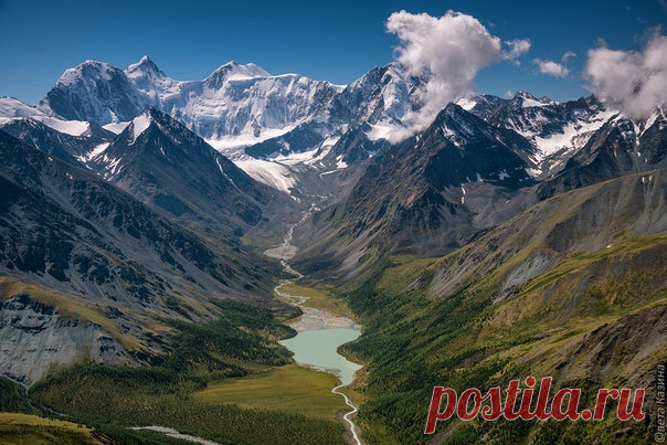 Долина Ак-Кема во главе с массивом Белуха (Катунский хребет), Ак-Кемская стена, Ак-Кемский ледник, река Ак-Кем и озеро Ак-Кем – и все на одной фотографии! Горный Алтай, Россия. Снимок Светланы Казиной.