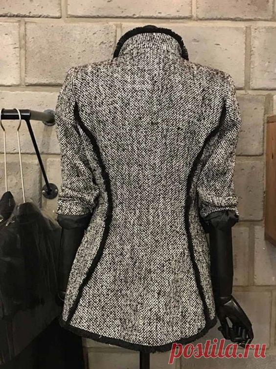 Серая элегантная однотонная куртка с воротником-стойкой