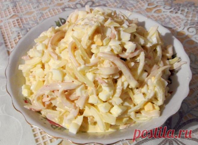 Салат из кальмаров с сыром и чесноком