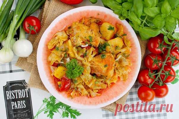 Капуста, тушеная с картошкой и курицейИнгредиенты:Капуста - 800 грКуриная грудка копченая - 1 штЛук - 1 штМорковь - 1 штСоль, перец по вкусуТоматная паста - 2 ст.лВода - 1 стаканПриготовление:Картошку нарежьте небольшими кусочками, лук кубиками среднего размера, а морковь натрите на мелкой тёрке.На растительном масле обжарить картофель до полуготовности, добавить морковь и лук.Через 5 минут добавить на...