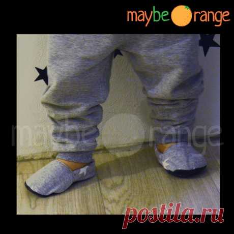 Мастер-класс по тапуськам Я хочу показать как я шью тапуси пупсячьи с подкладом с нескользящим покрытием для шлепающих-ползающих пупсов, двусторонние тапочки-моксы для нетопающих пупсов, бонус - построение выкройки тапок-балеток для хореографии (домаших тапок) путем прикладывания листа а4 к ноге. Для...