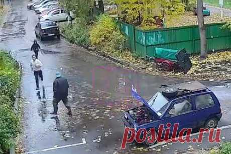 В Подмосковье мужчина спас ребенка от похитителя телефона и попал на видео. В подмосковном Щелково мужчина спас ребенка от похитителя телефона и попал на видео. На кадрах видно, как будущий герой стоит около своей «Оки», а вдалеке мужчина в белой футболке нападает на школьника. Ребенок начинает громка кричать. Когда преступник пускается в бега с телефоном мальчика, мужчина быстро хватает его.