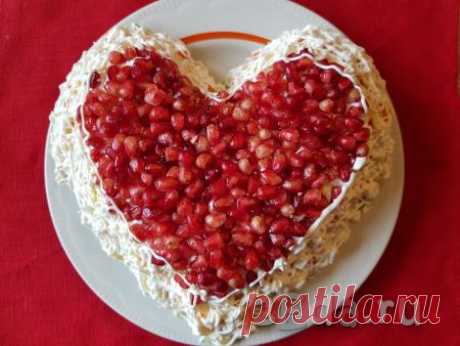 Салат из курицы с гранатом и сыром Для приготовления салата из курицы с гранатом и сыром вам понадобится:2 картофелины, сваренные в кожуре;1 варёная морковь;250 г (в сыром виде) куриного