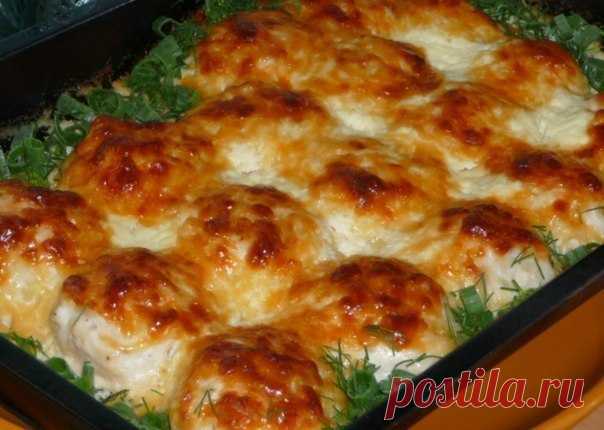 Куриные шарики в сливочном соусе. Необыкновенная вкуснятина! Ингредиенты:500 г куриного филе1 луковица1 яйцо3 зубчика чеснока200 мл сливок150 г твердого сыраПриготовление:
Куриное филе слегка отбить и мелко порезать, затем добавить мелко шинкованный лук, посоли…