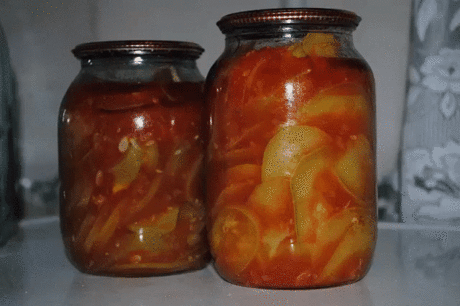 «Язычки из кабачков» Невероятно вкусно! 
кабачки – 2,2-2,3 кг 
помидоры – 1 кг 
болгарский перец – 4 шт. 
чеснок – 2 головки 
острый перец – 1 стручок 
масло подсолнечное – 1 ст. 
сахар – 1 ст. 
уксус – 2 ч. л. 
соль – 2 ст. л. 
Как приготовить заготовку на зиму «Язычки из кабачков»: 
1. Кабачки вымыть и обсушить. С помощью острого ножа или специальной овощечистки аккуратно снять кожуру (тонким слоем). Для данного рецепта вес кабачков в очищенном виде должен составлять около 2 кг. Нарезать о