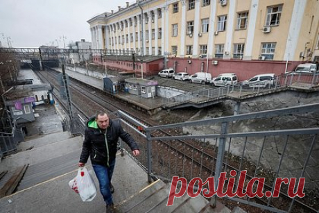 Украина перенесла нулевой километр из Москвы в Киев. «Украинские железные дороги» перенесли нулевой километр из Москвы в Киев. До этого на главном вокзале украинской столицы находились отметки — 856 и 857 километров, поскольку ранее расстояние отсчитывалось от России. Ранее в компании сообщили о грядущей дерусификации объектов железнодорожной сети.