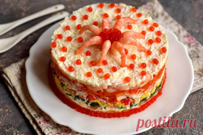Салат Царская Шуба Рецепт красивого, праздничного, богатого и очень вкусного салат Царская шуба. Салат получается очень нежным, имеет выраженный вкус морепродуктов. Из морепродуктов в его состав сходят креветки, красная рыба, крабовые палочки и красная икра. Кроме отменного вкуса и великолепного внешнего вида, салат отличается высокой пользой. Блюдо можно готовить на каждый праздник, и оно вам никогда не надоест.