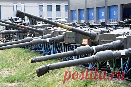 В Германии предупредили о неспособности поставить танки Украине. Немецкий оборонный концерн Rheinmetall не сможет передать Украине танки Leopard в 2023 году. Об этом предупредил глава компании Армин Паппергер. По его словам, все танки, которые готовились к отправке на Украину, нуждаются в переоборудовании. Поставки машин в таком случае продлятся до начала следующего года.