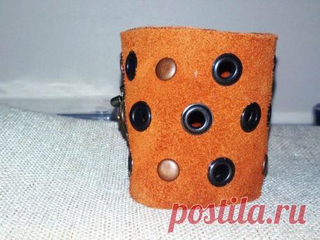 Кусочек замши, клёпки, люверсы и ... замочек для шкатулки - час работы и оригинальный, симпатичный браслетик готов!